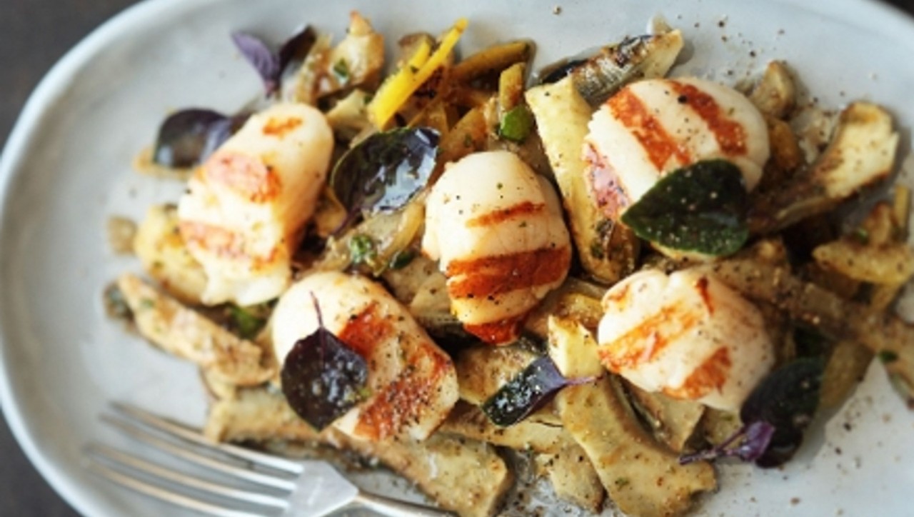 Meeres Delikatesse: Jakobsmuscheln auf gegrilltem Artischockensalat